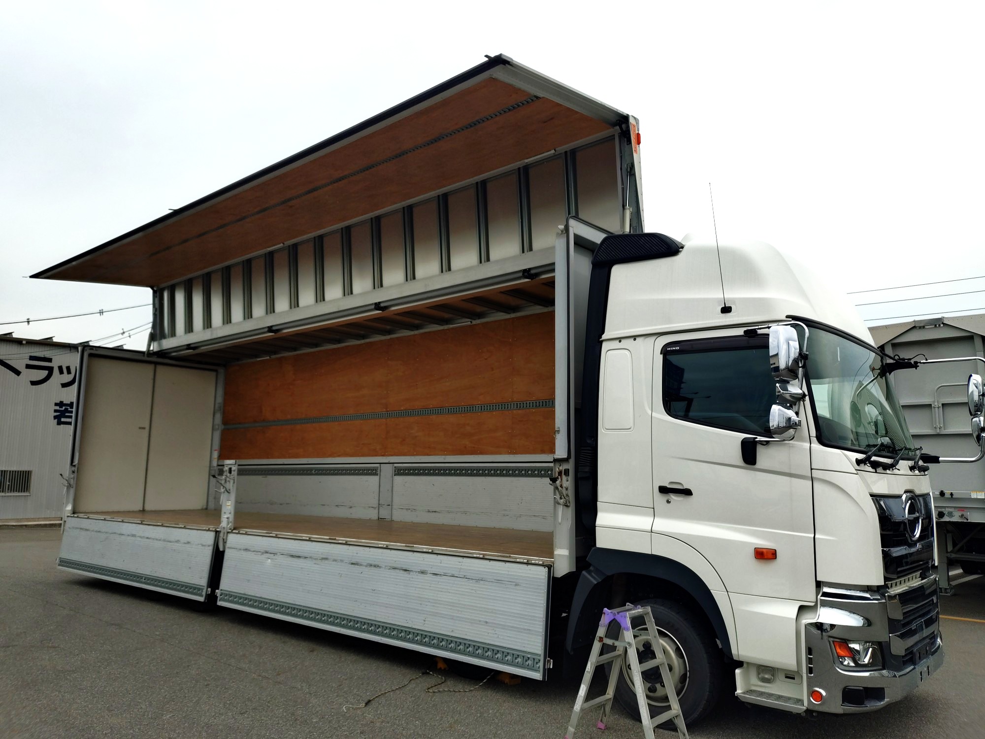 日野　　低床アルミウイング