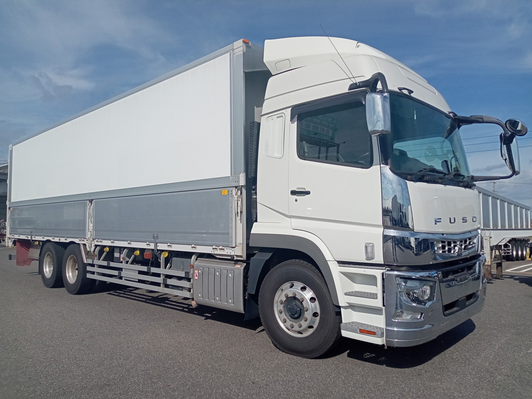 三菱　ウィング