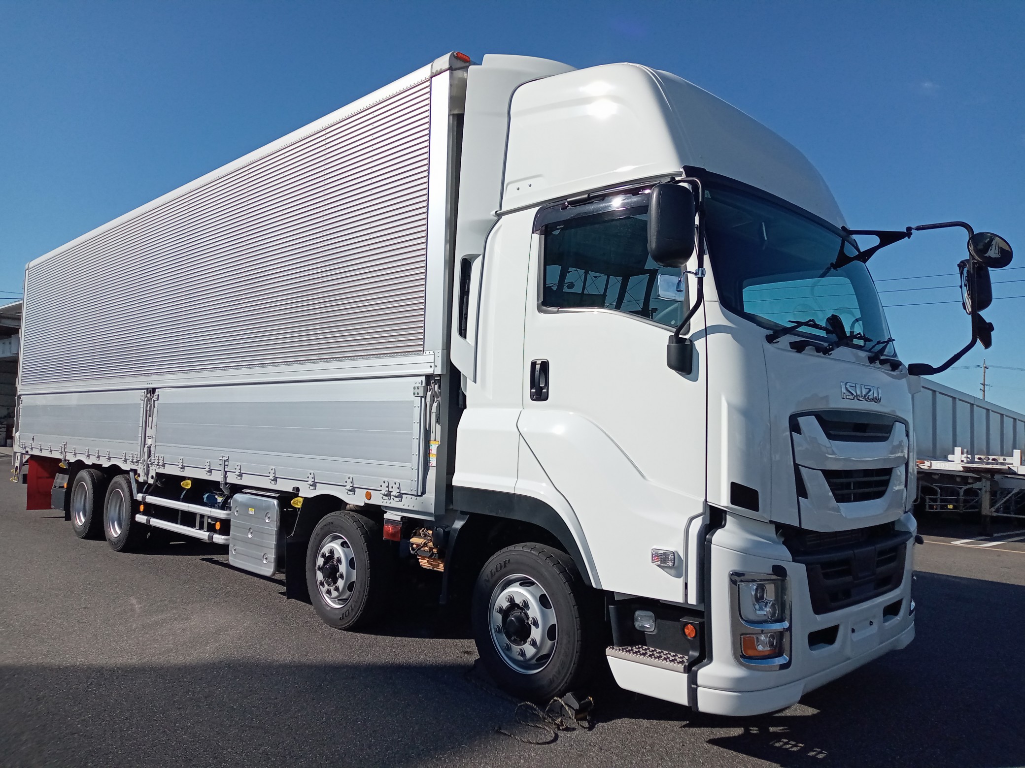 いすゞ　低床アルミウィング