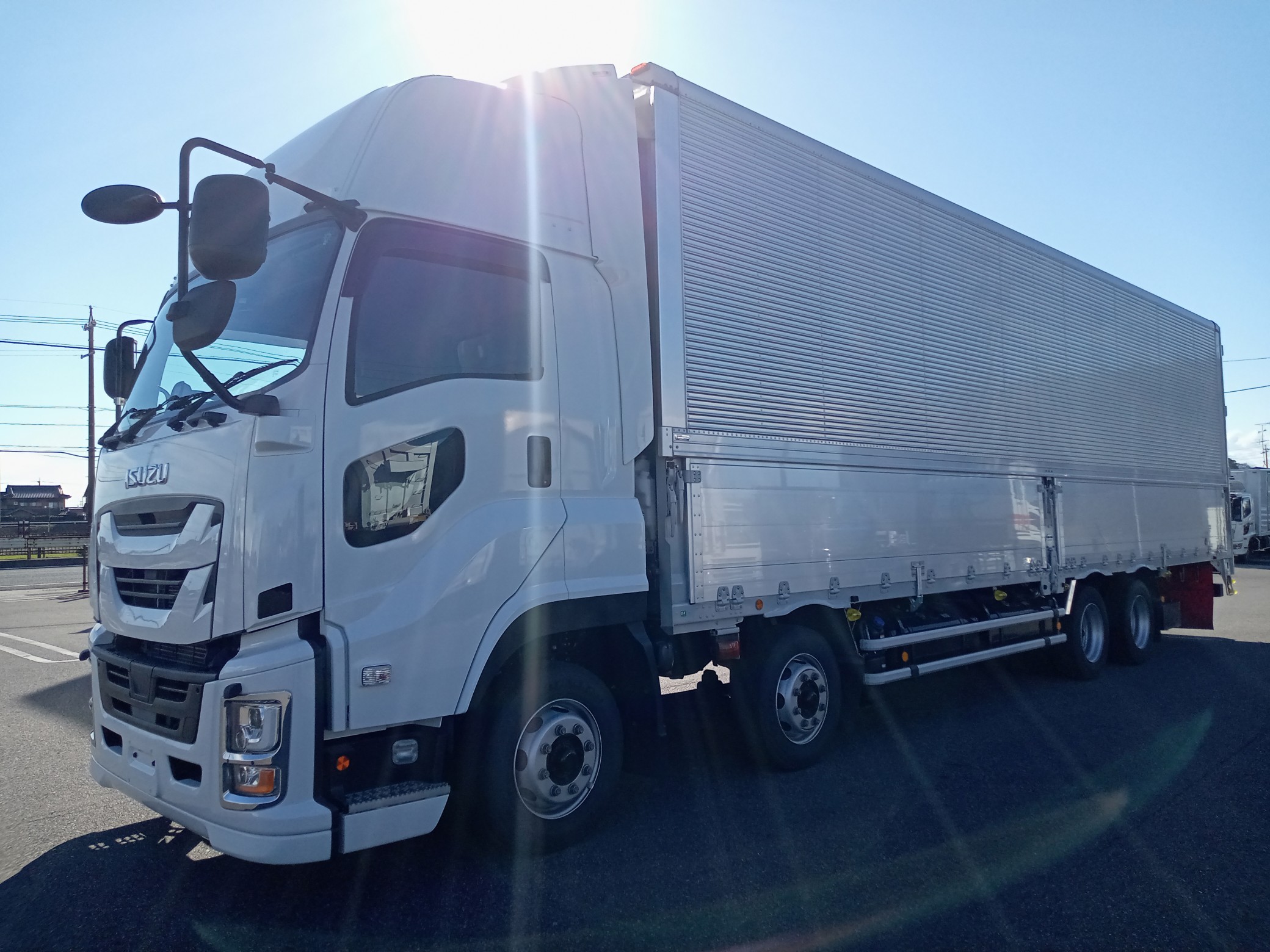 いすゞ　低床アルミウィング