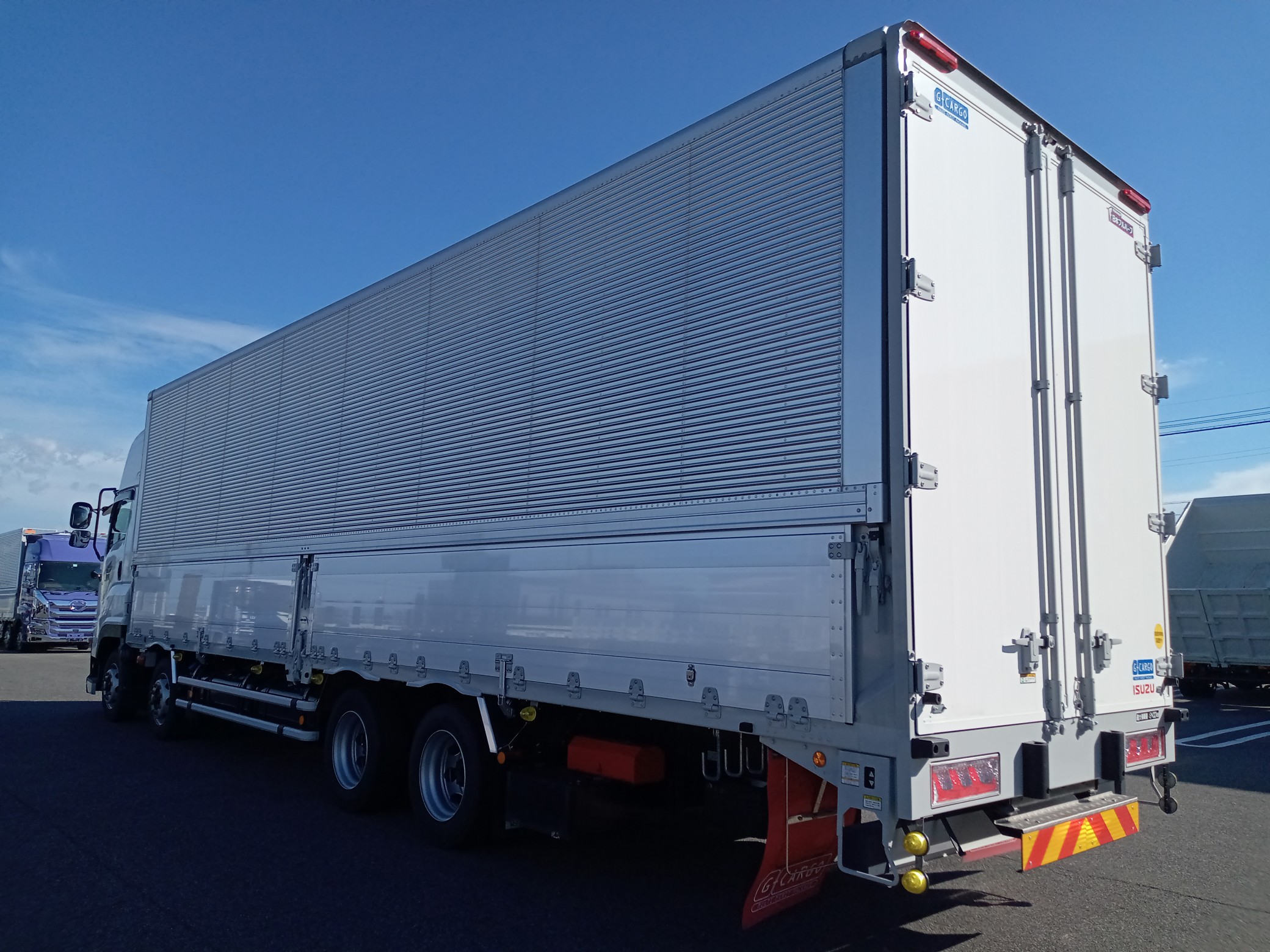 いすゞ　低床アルミウィング