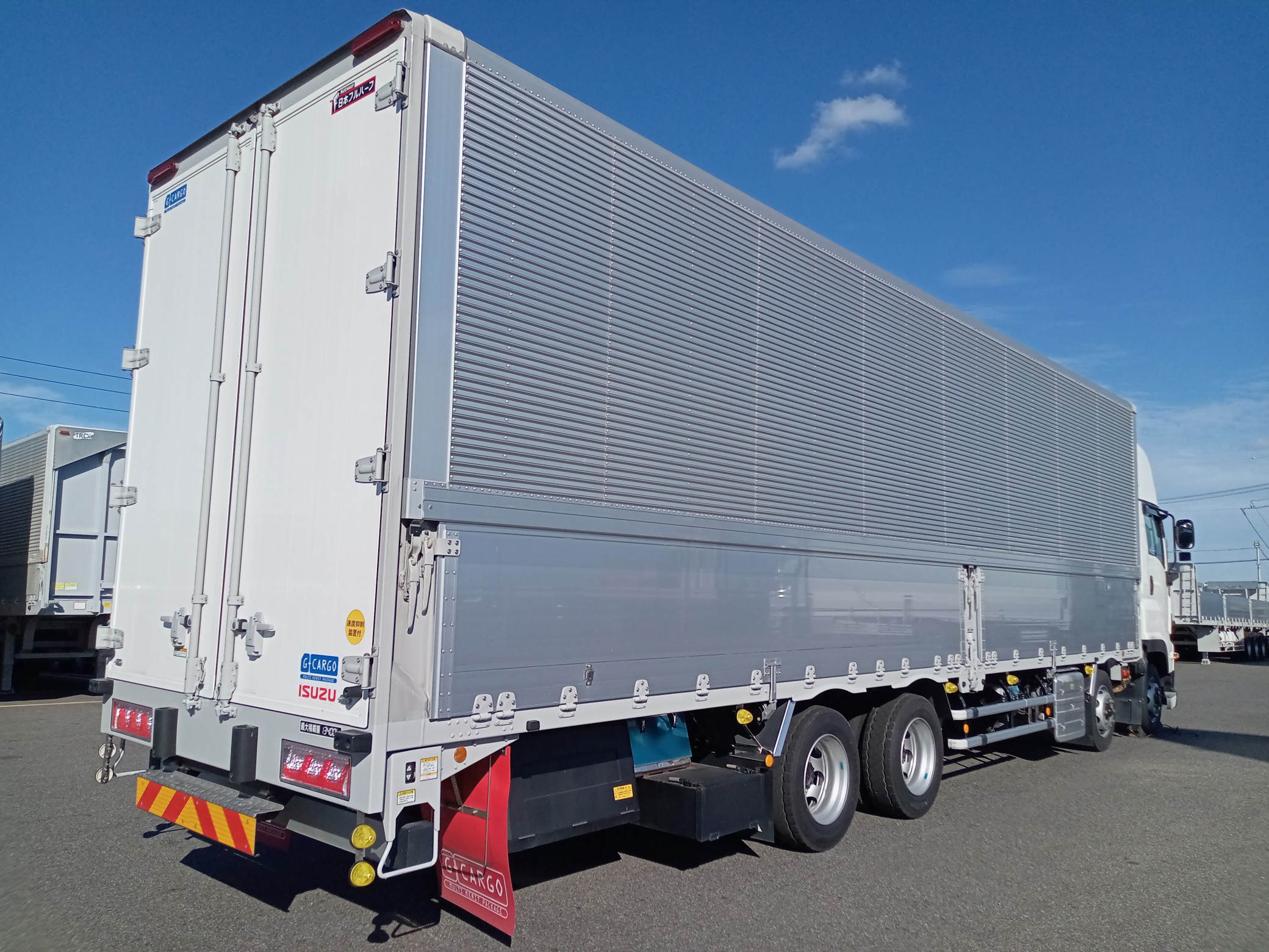 いすゞ　低床アルミウィング