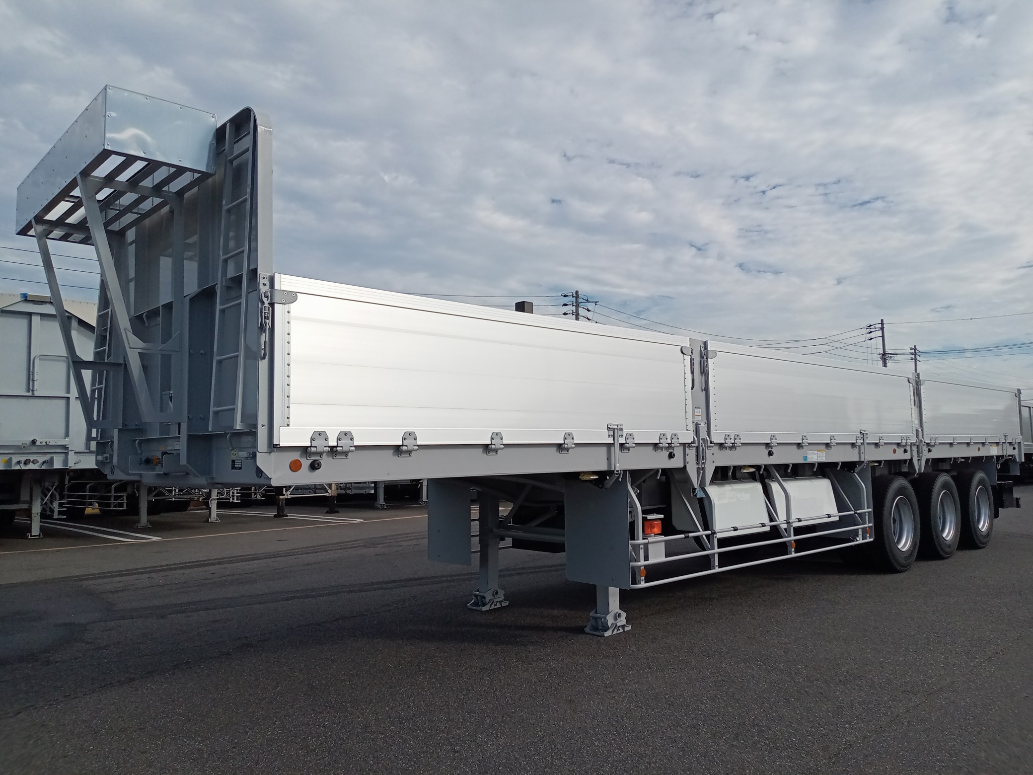 トレクス　煽り付セミトレーラ