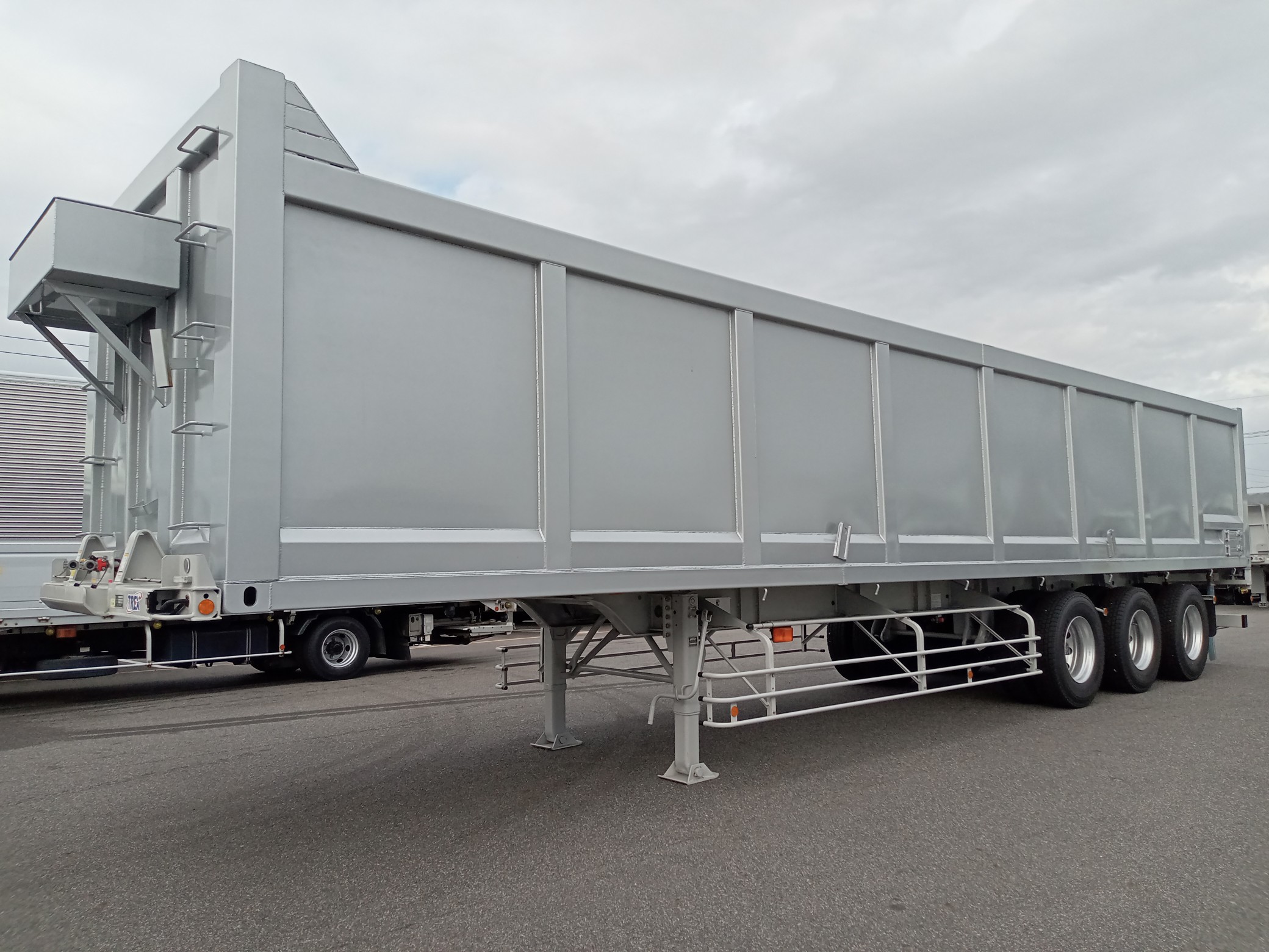 トレクス　スクラップ運搬トレーラ