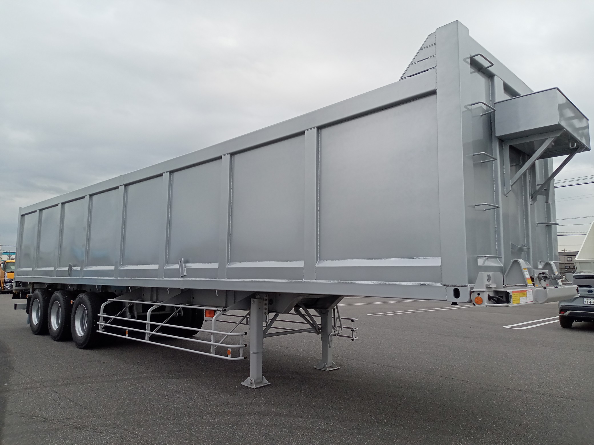 トレクス　スクラップ運搬トレーラ