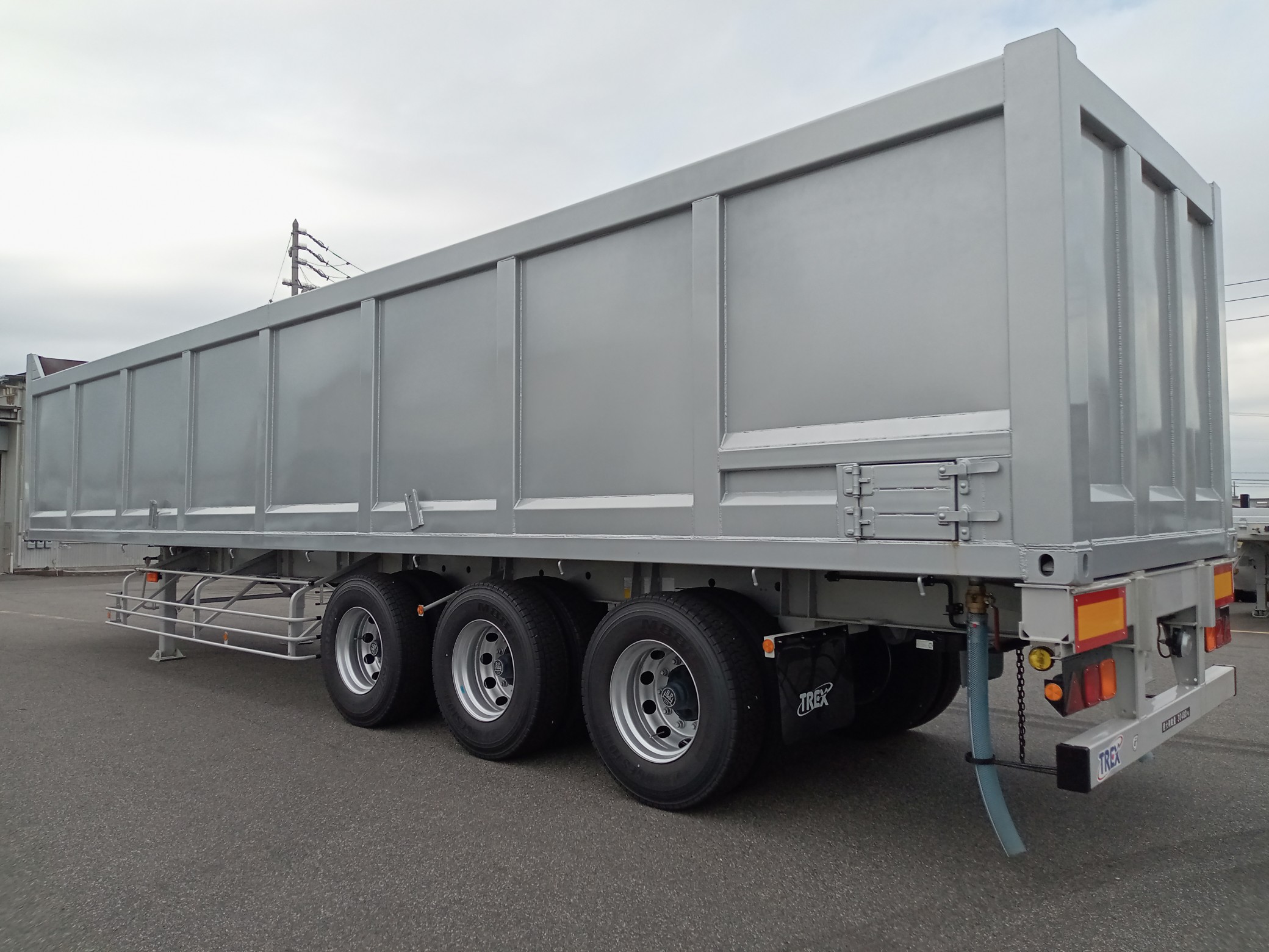 トレクス　スクラップ運搬トレーラ