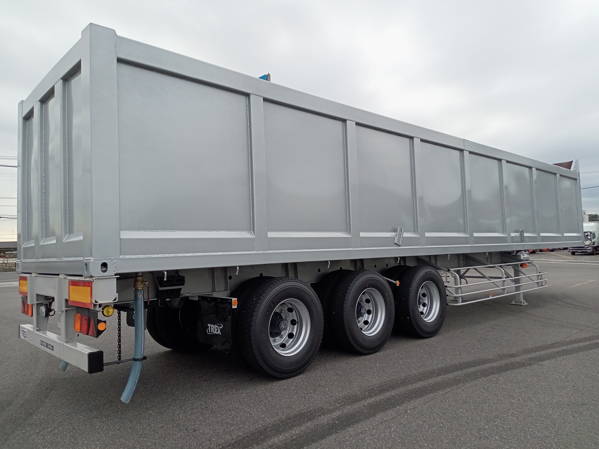 トレクス　スクラップ運搬トレーラ