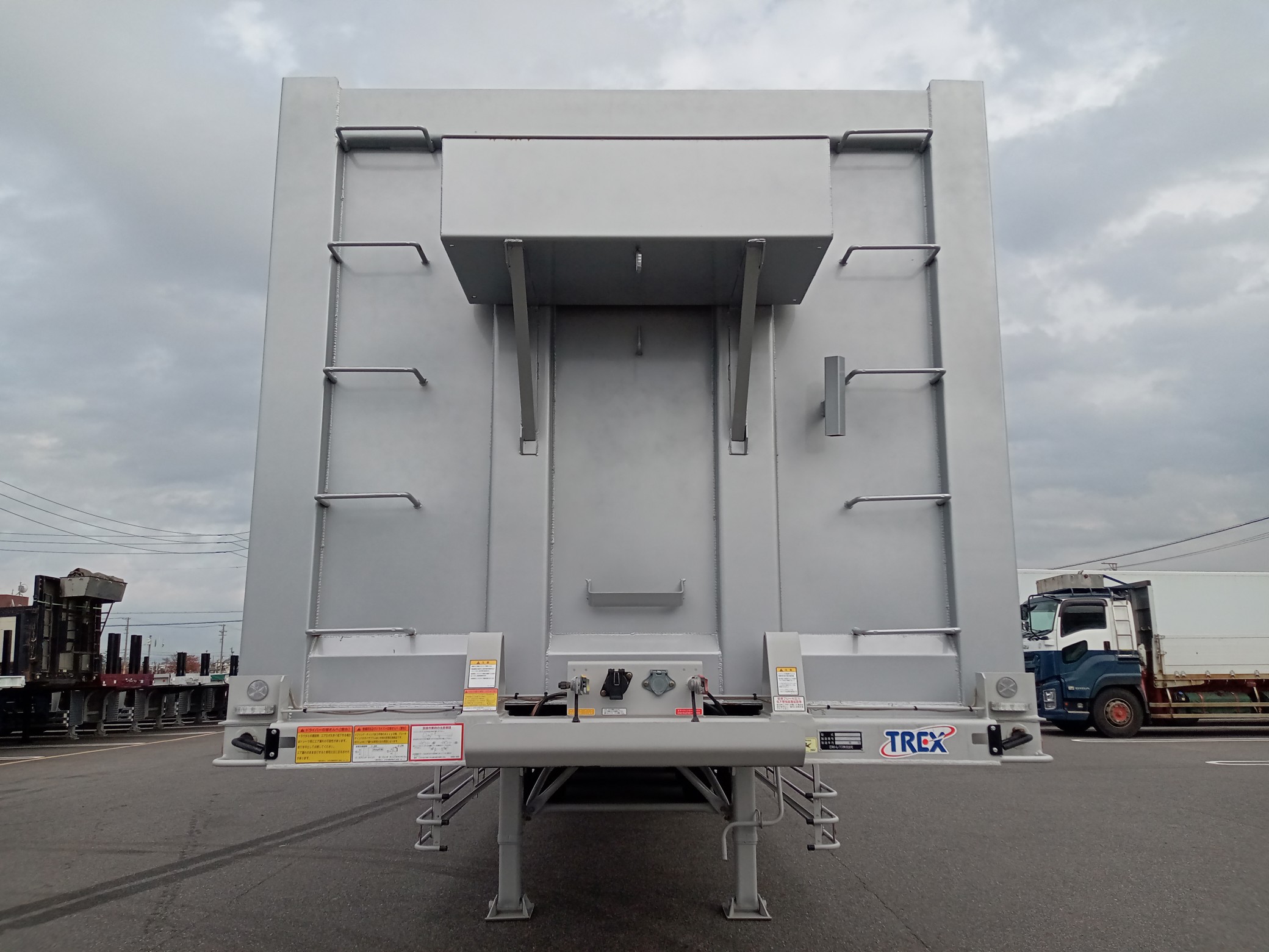 トレクス　スクラップ運搬トレーラ