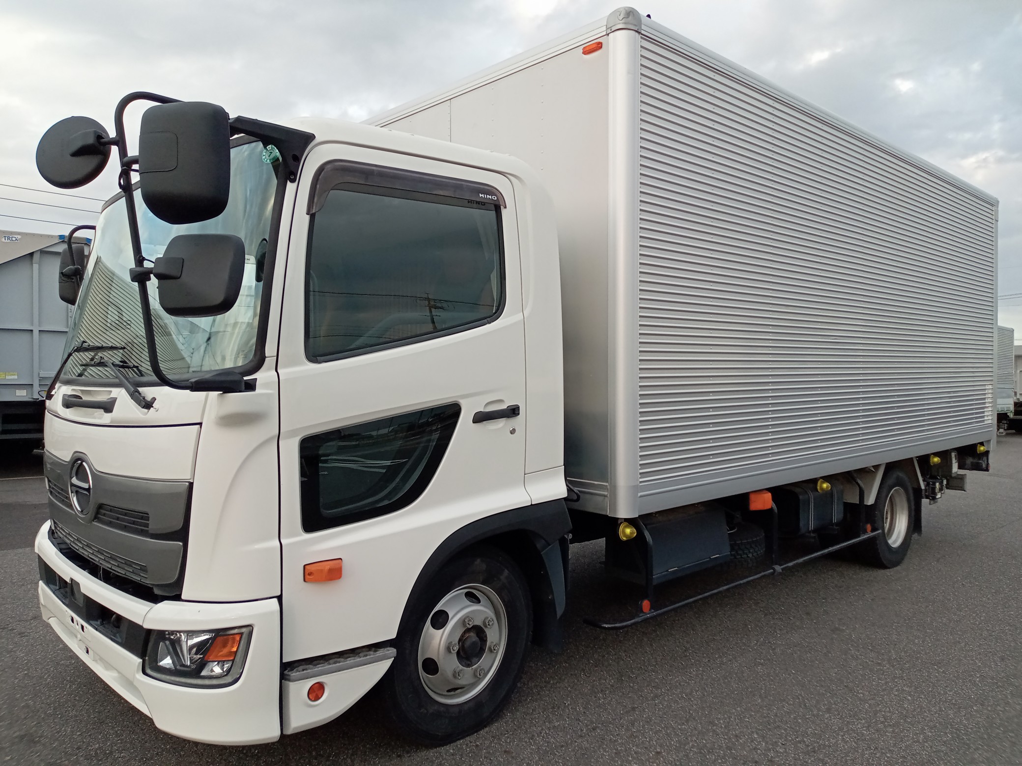 日野　アルミバン