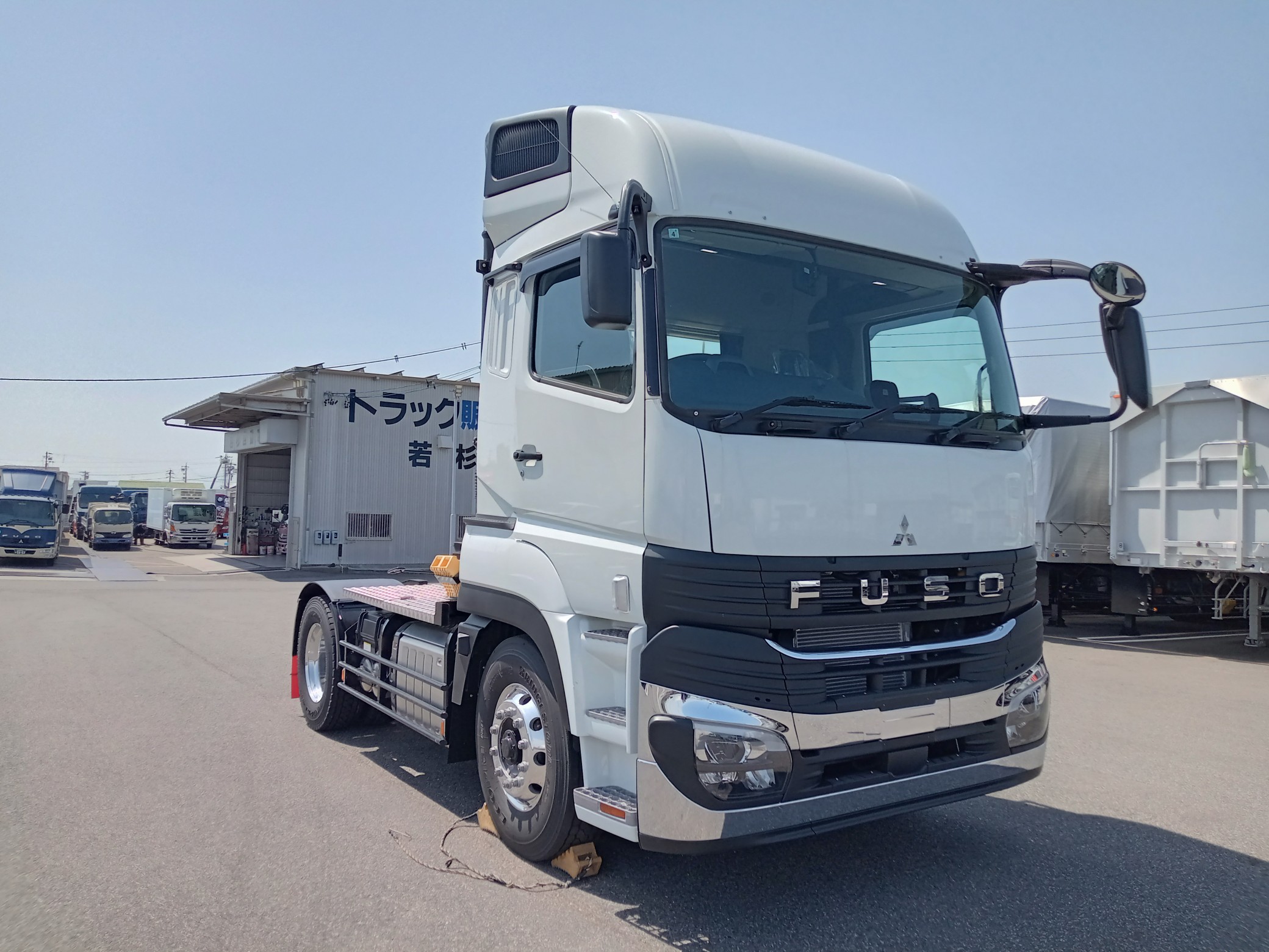 三菱　新古車　トラクタ