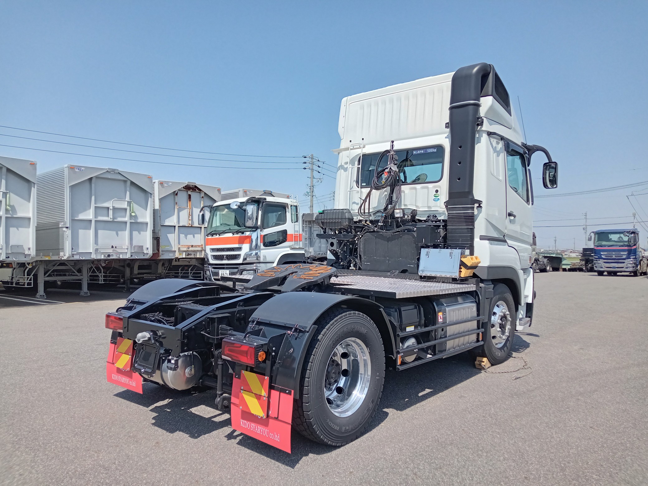 三菱　新古車　トラクタ