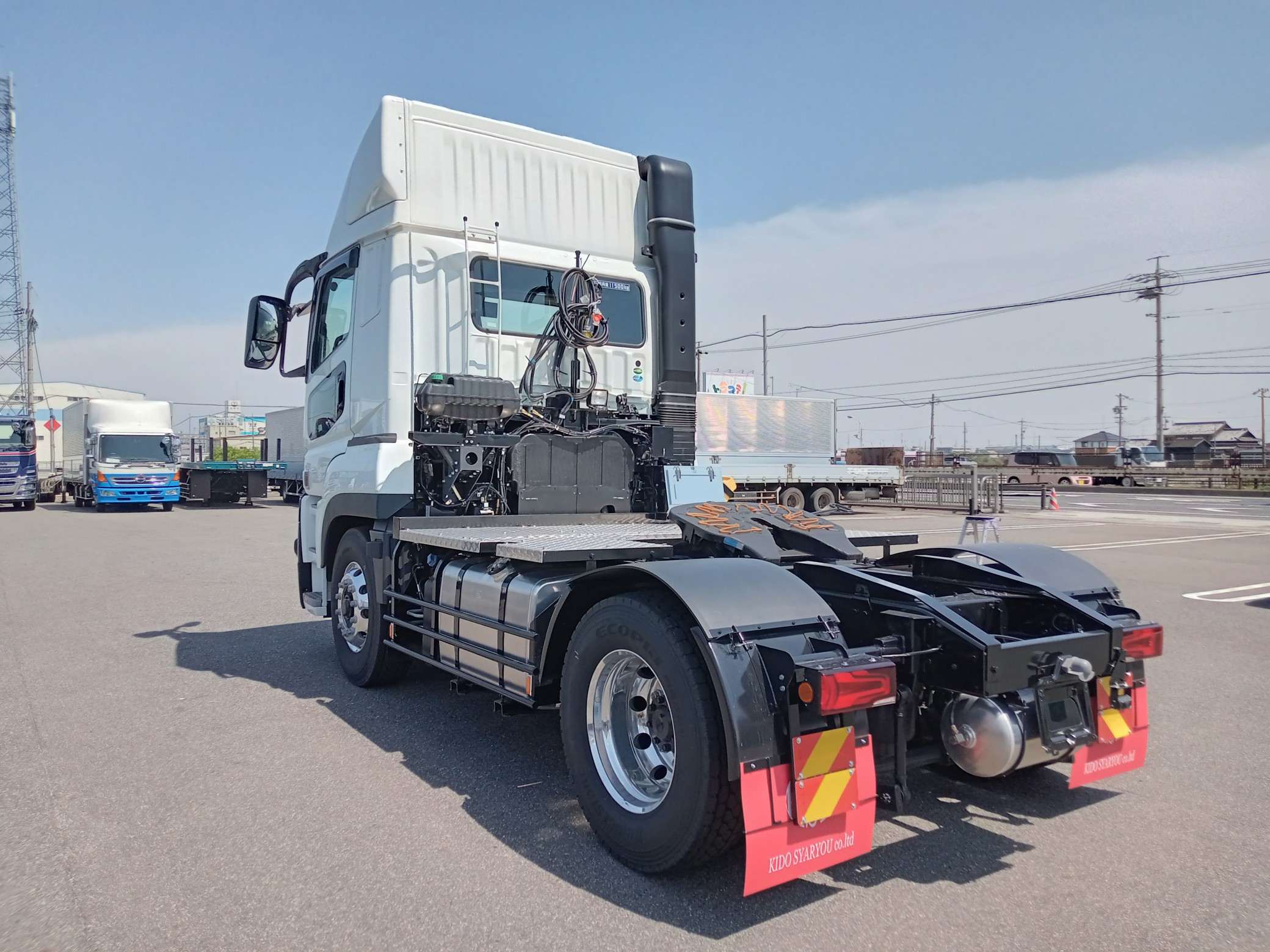 三菱　新古車　トラクタ