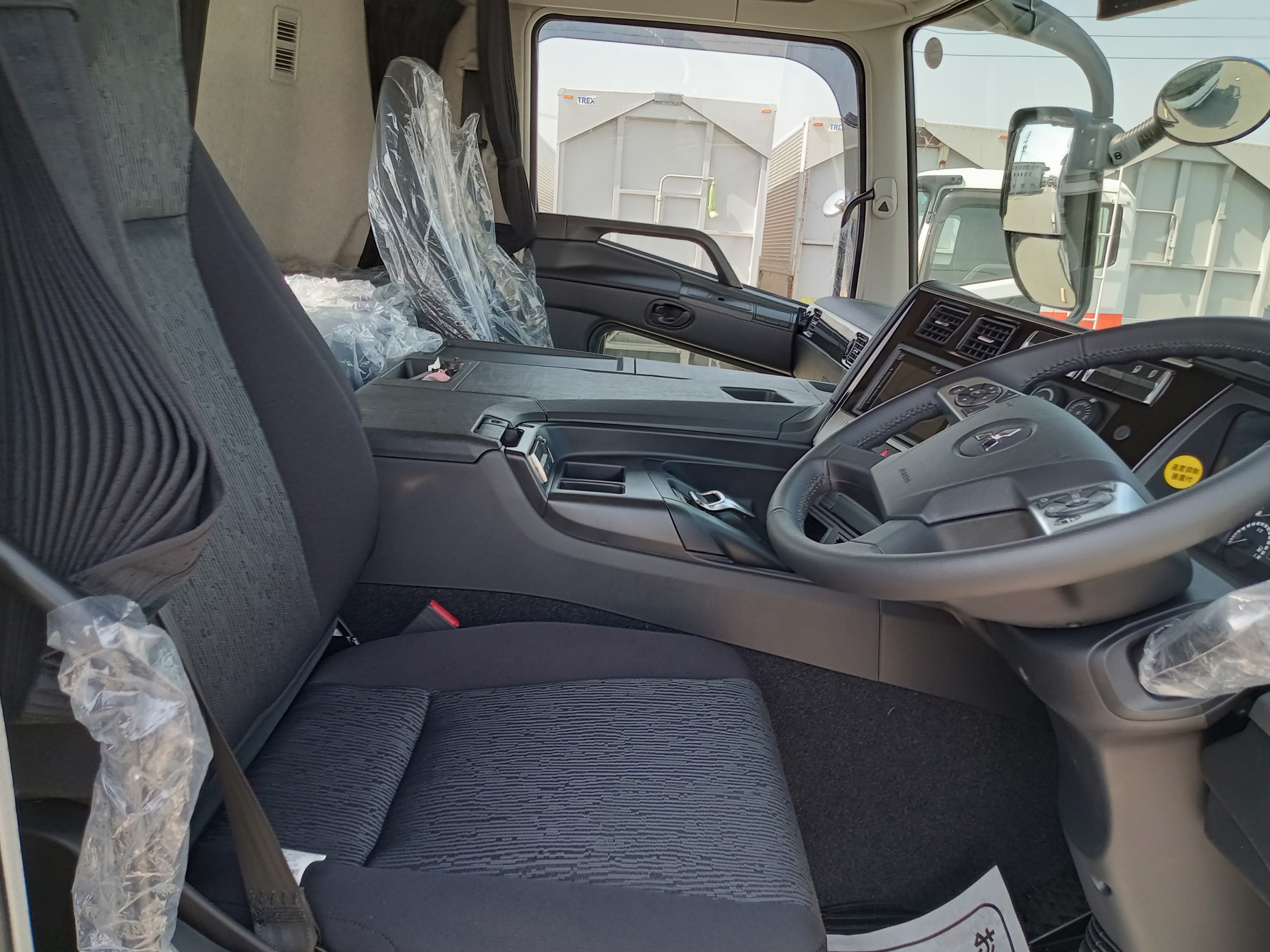 三菱　新古車　トラクタ