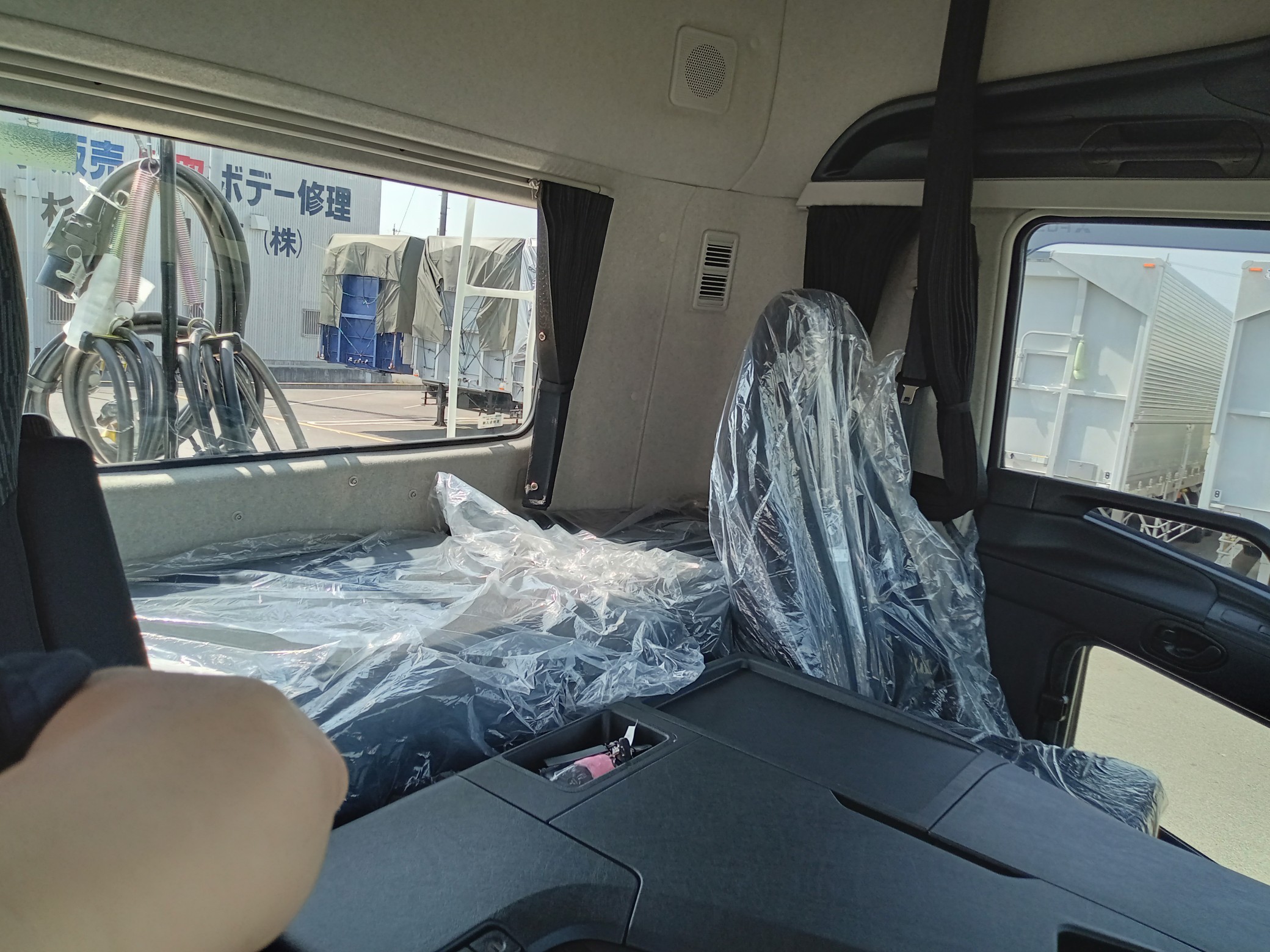 三菱　新古車　トラクタ