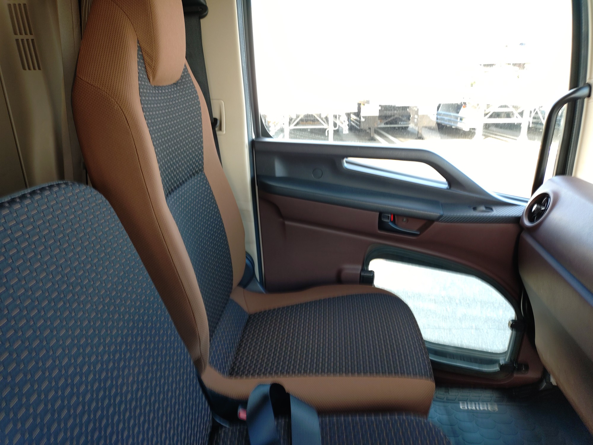 日野　増トンアームロール