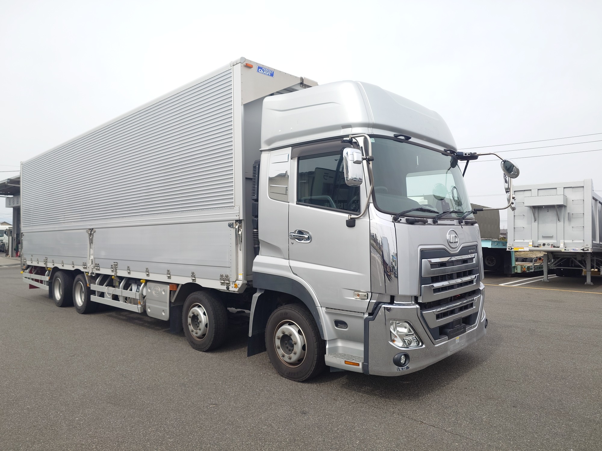 UDトラックス　アルミウィング