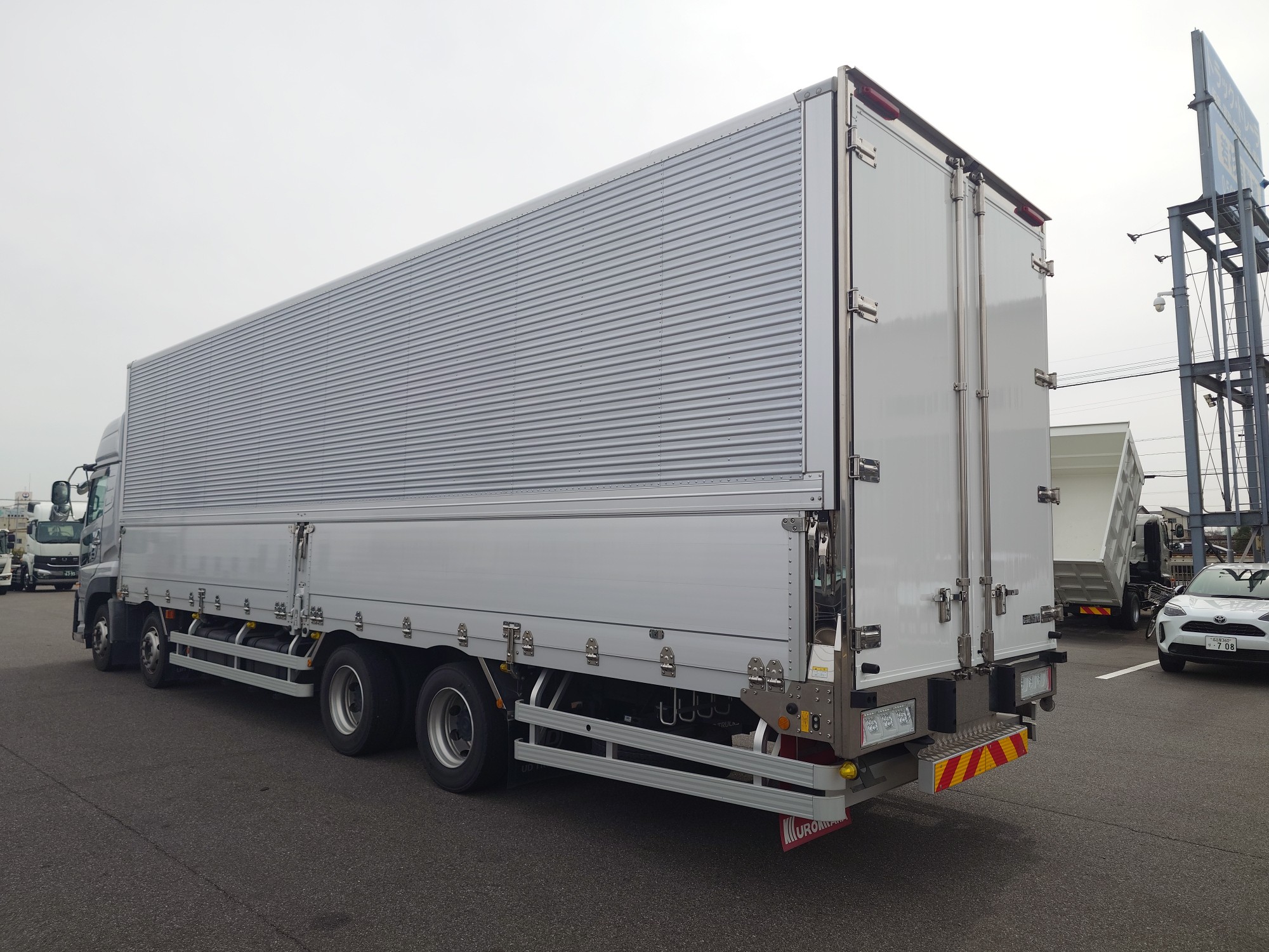 UDトラックス　アルミウィング