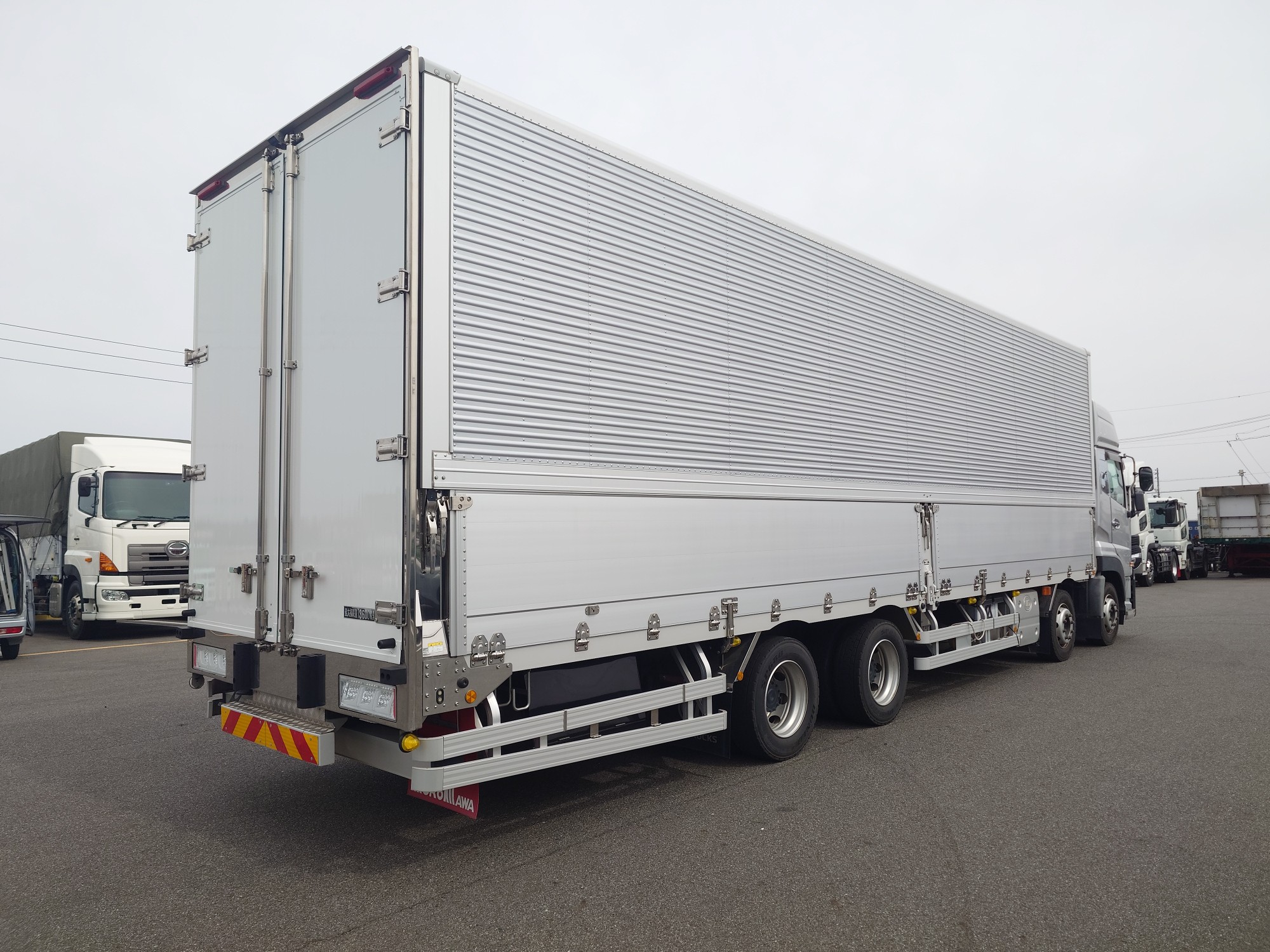 UDトラックス　アルミウィング