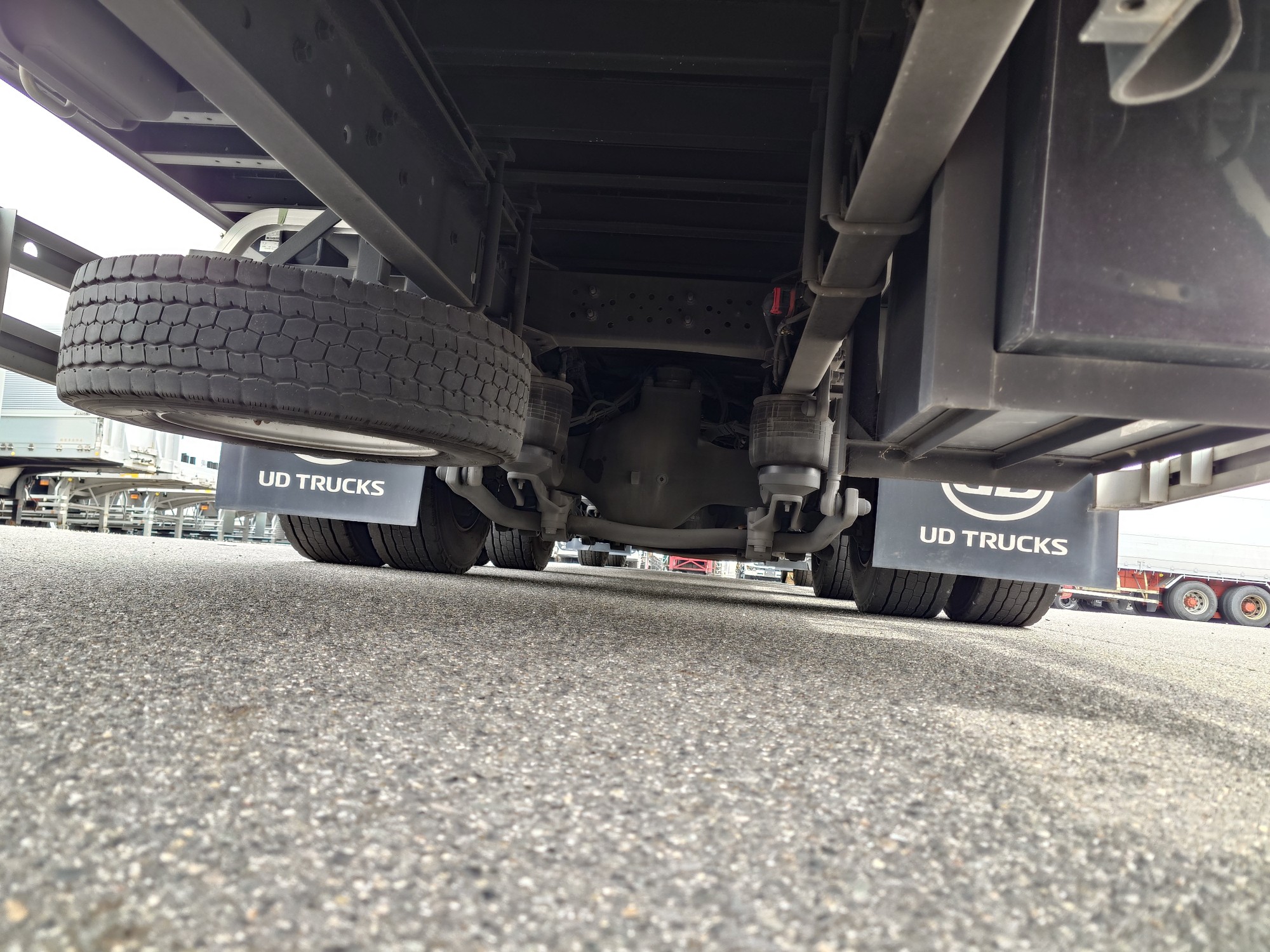 UDトラックス　アルミウィング