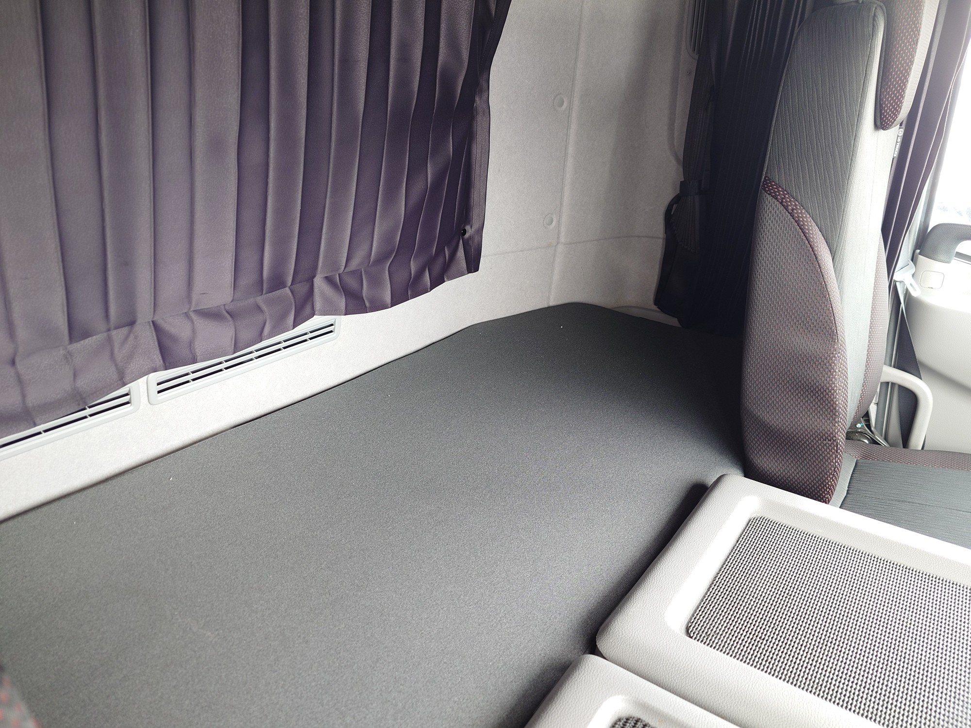 UDトラックス　アルミウィング