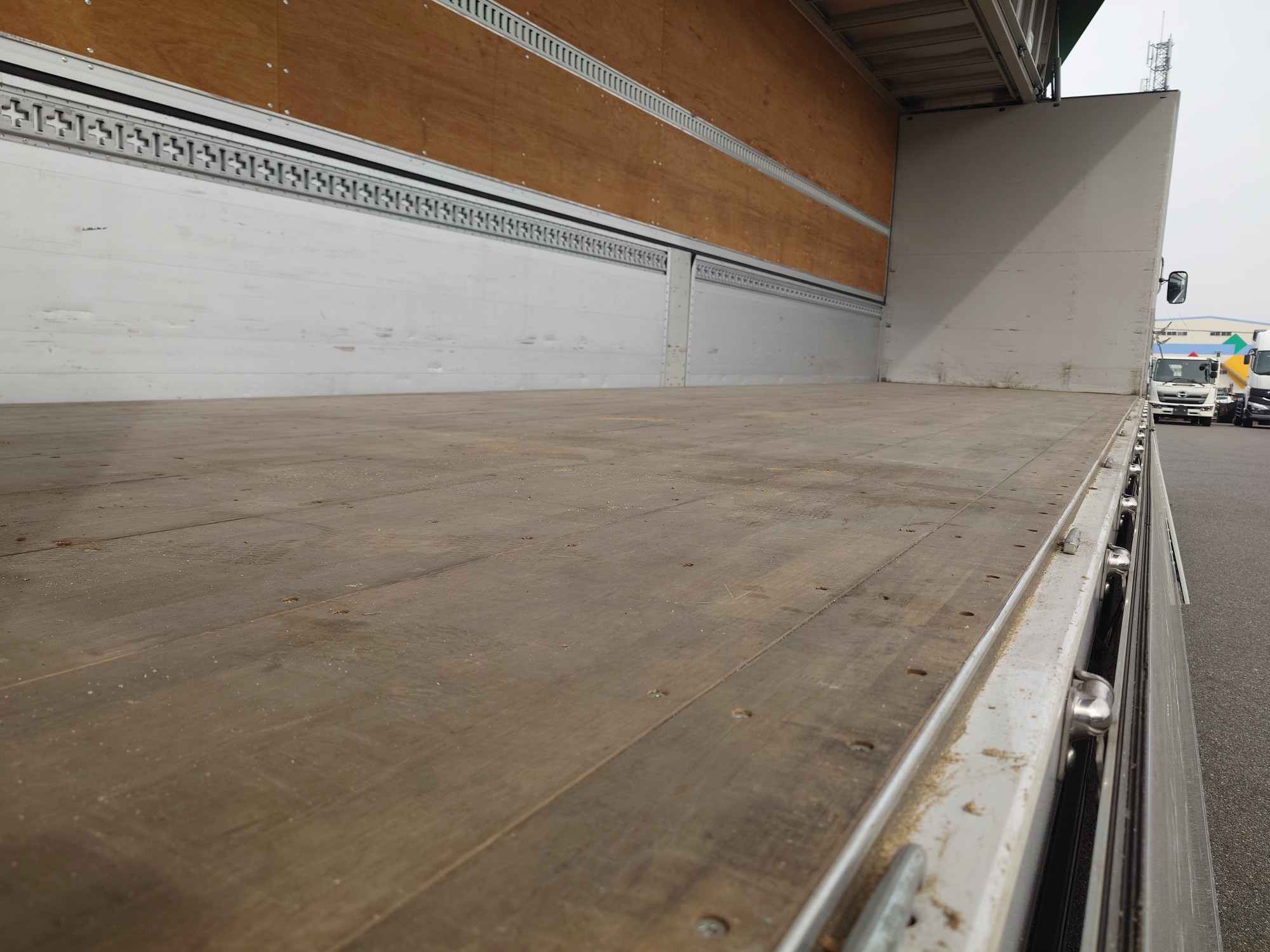 UDトラックス　アルミウィング