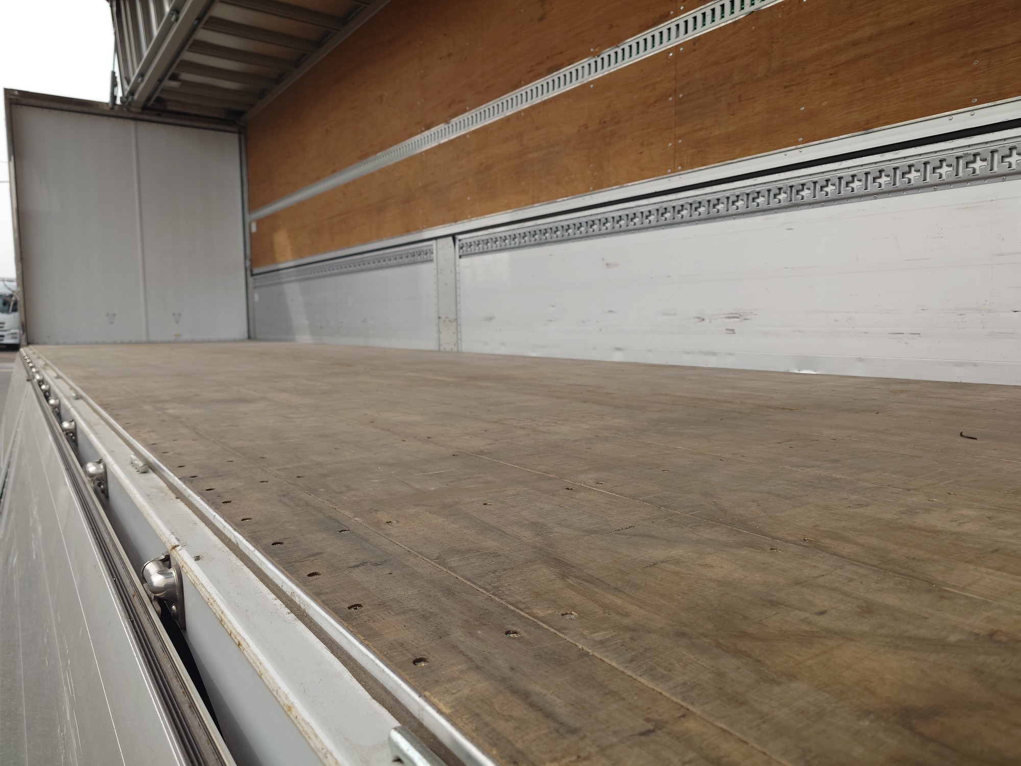 UDトラックス　アルミウィング