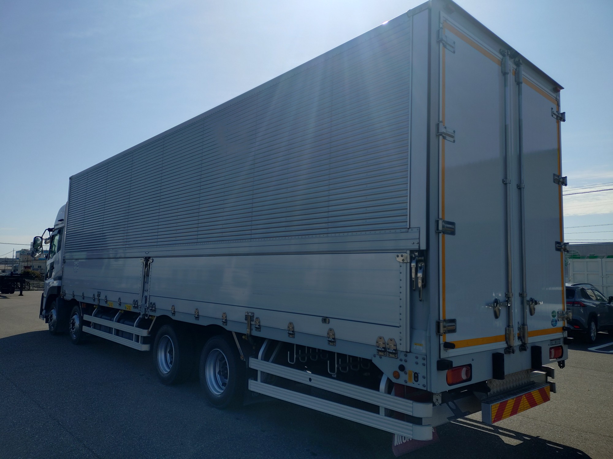 UDトラックス　アルミウィング