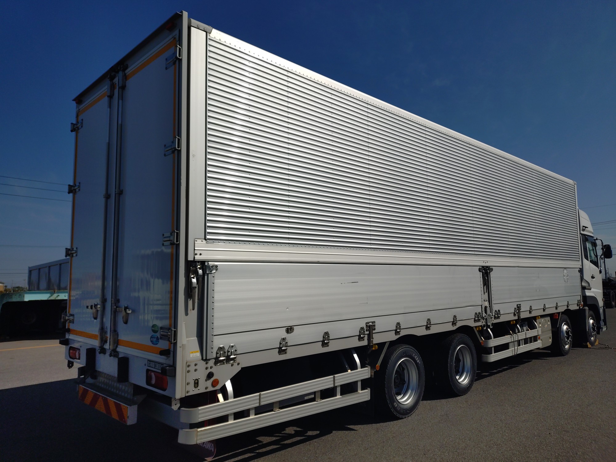 UDトラックス　アルミウィング