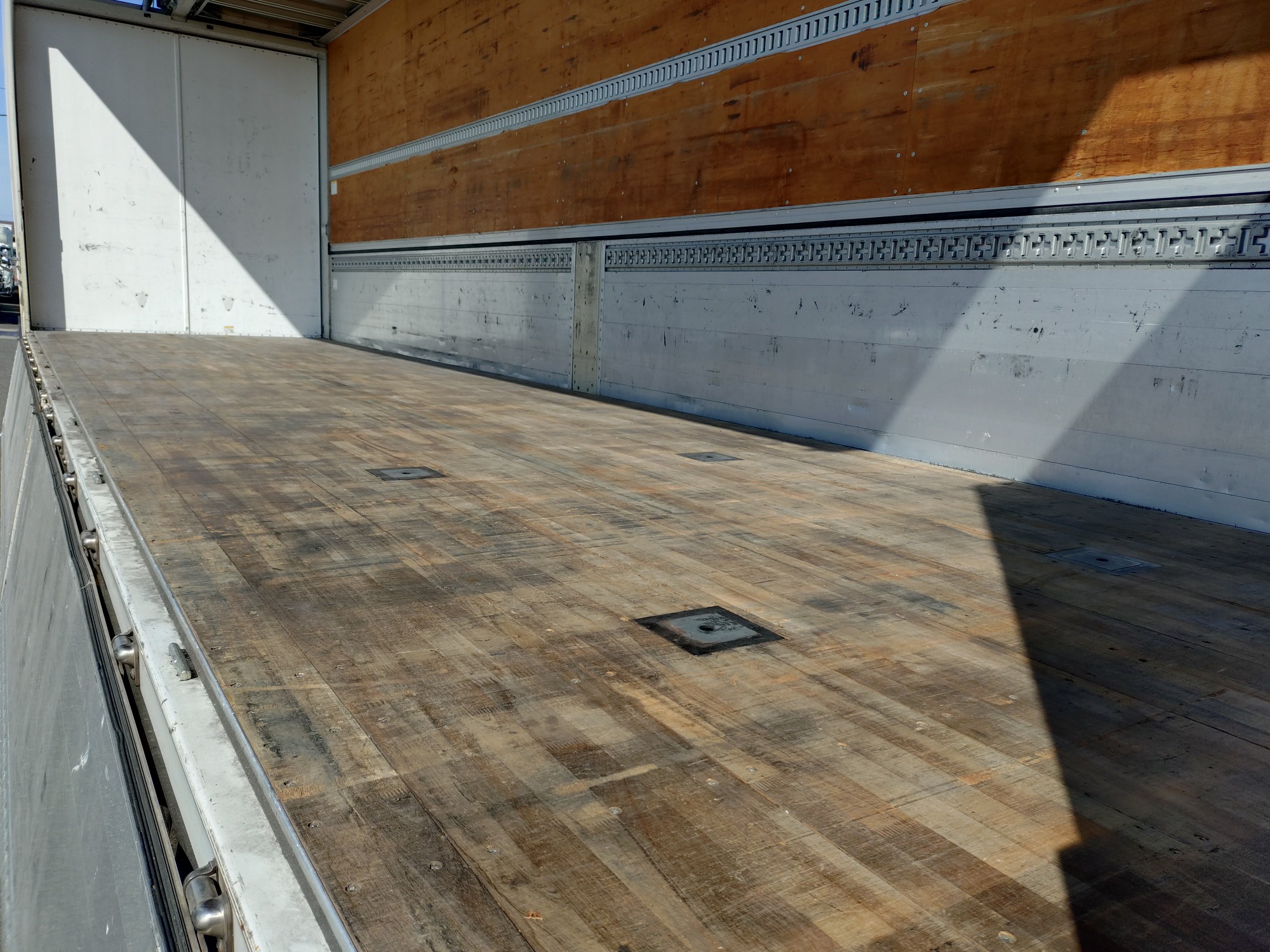 UDトラックス　アルミウィング