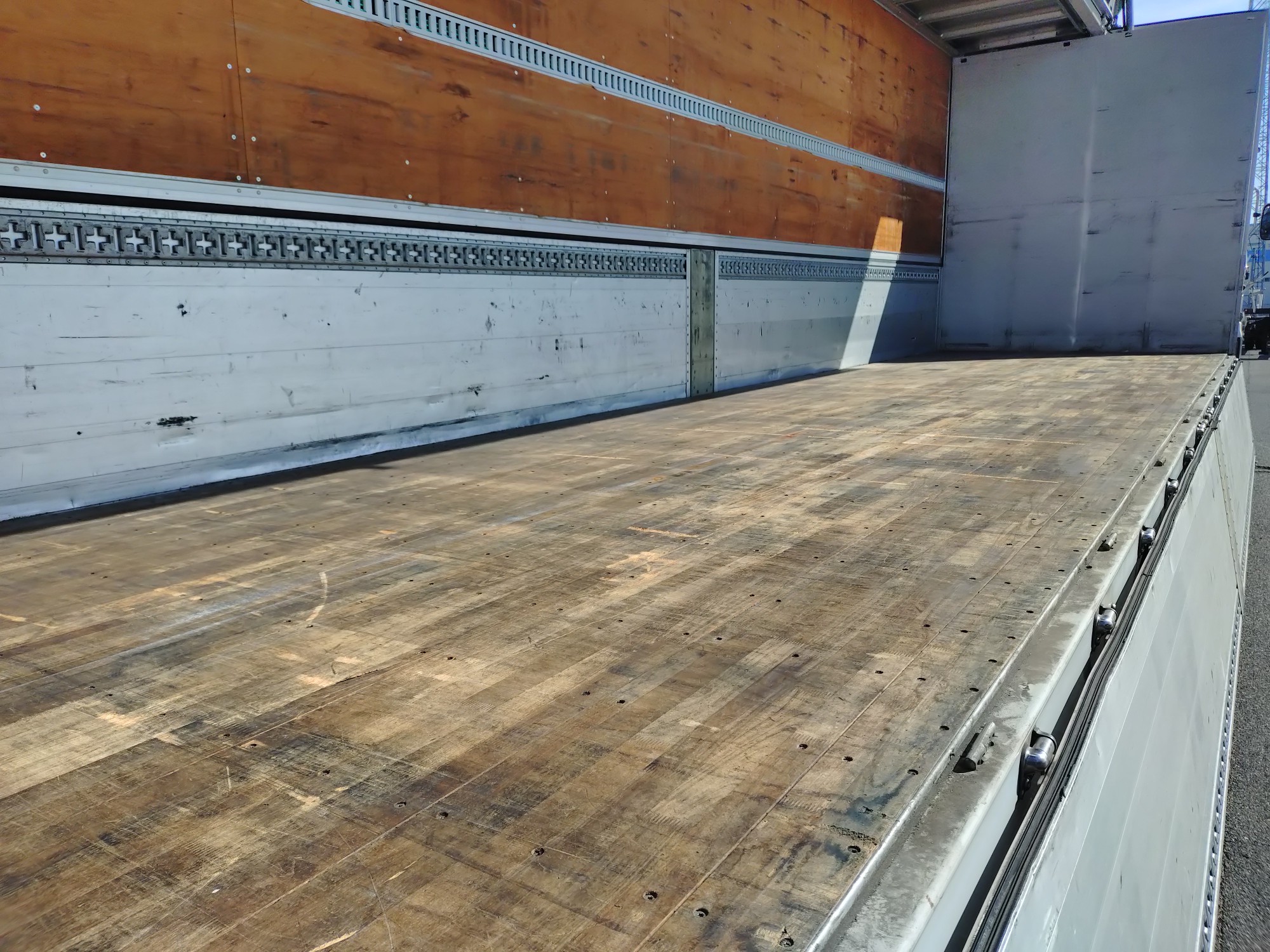 UDトラックス　アルミウィング