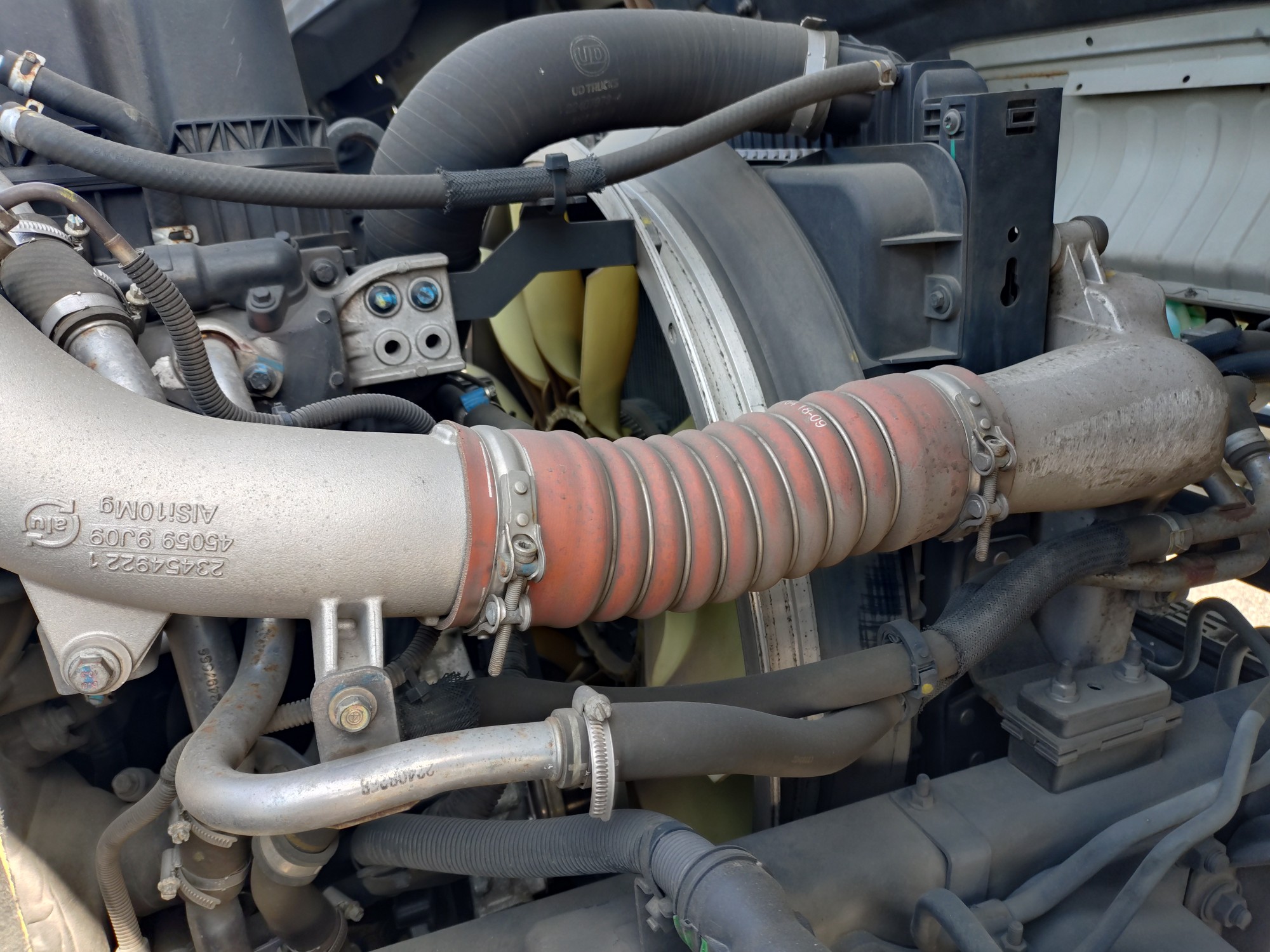 UDトラックス　シングルトラクタ