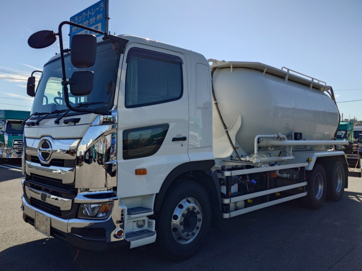 日野　粉粒体運搬車