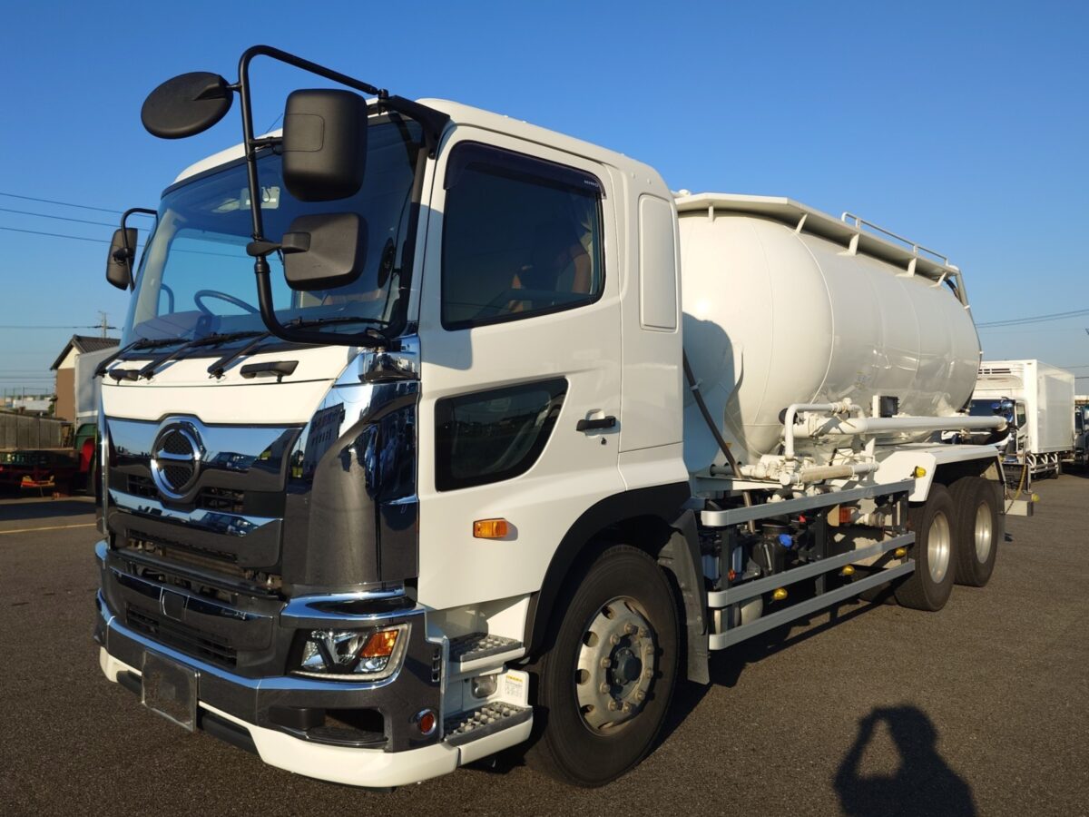 日野　粉粒体運搬車