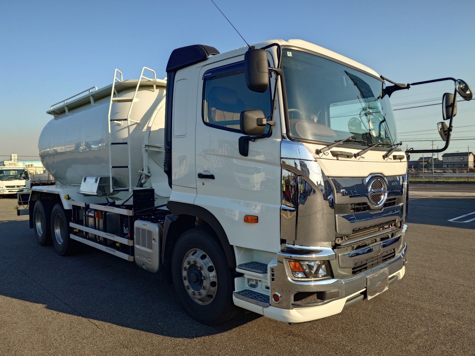 日野　粉粒体運搬車
